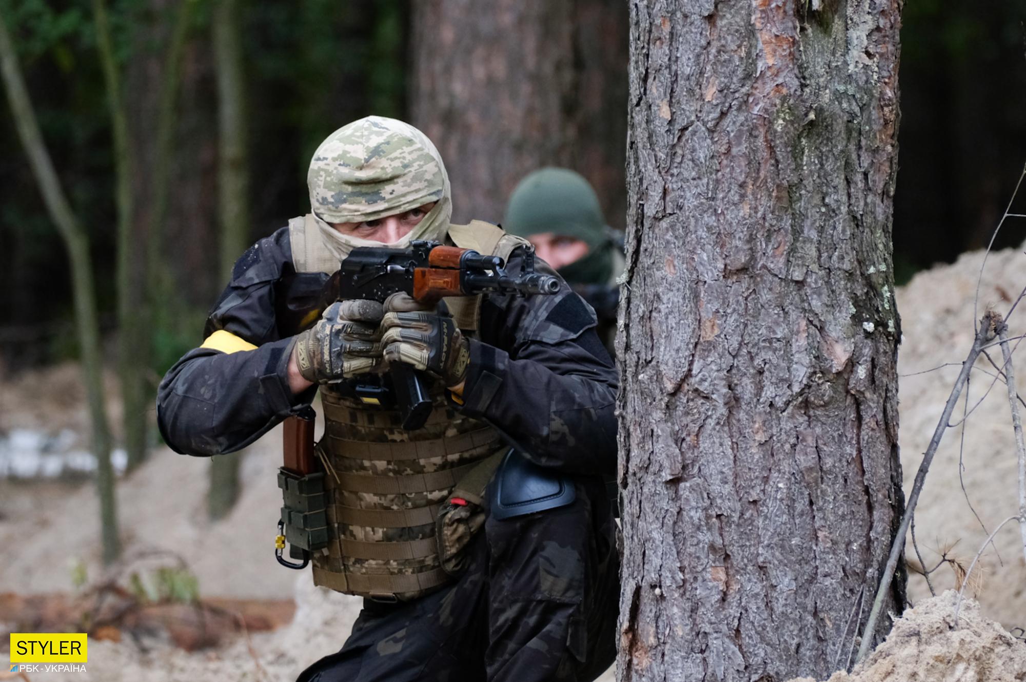 Тут ховалися 15 тисяч окупантів, а зараз тренуються бійці ТрО: сильні фото з навчального табору біля Бучі
